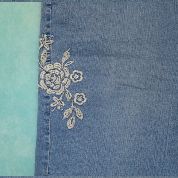 Gloria Vanderbilt Embroidered Denim Bermuda Shorts 24W - Picture 4 of 7